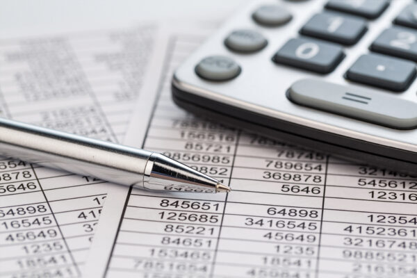 Taschenrechner, Tabelle und Kugelschreiber